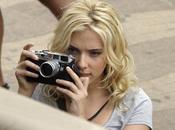 Scarlett Johansson passe derrière caméra