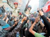 Égypte: colère continue L'armée lâche lest