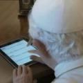 Pape Benoît utilise iPad pour illuminer sapin Noël