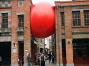 RedBall balle géante entre deux bâtiments