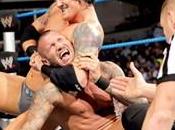 Randy Orton balancé dans escalier Wade Barrett