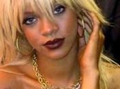 Rihanna apparaît seins blonde