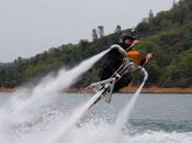Jetovator propulsez-vous mètres dessus surface l’eau