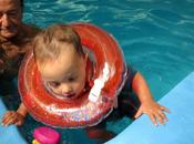 Bébé nage tout seul survie dans l’eau devrait être enseignée bien avant huit ans, croit professeur natation