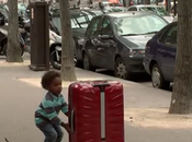 valises Samsonite lévitent dans rues Paris