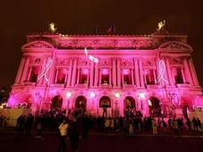 L’Opéra Paris illuminé rose contre cancer sein
