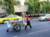 Vendeur ambulant route Bangkok.