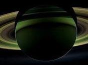 Saturne parée lumières dans l'ombre nuit