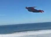 Superman vole au-dessus d’une plage Californienne