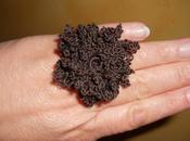 Serial crocheteuse bague doigt"