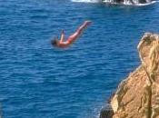 Cliff jumping Hawaï
