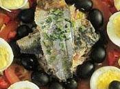 Salade complète avec sardines, artichauts, thon, oeufs durs crudités