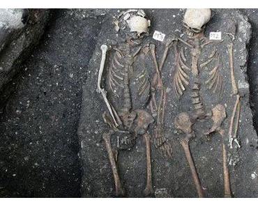 Découverte des squelettes d'un couple se tenant la main dans la même tombe