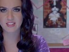 Katy Perry entourée d'un gang chats dans publicité déjantée pour Popchips
