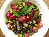 Salade lentille Puy, asperge, rhubarbe fraise arrosée d'une vinaigrette l'érable