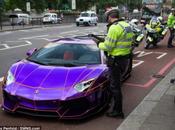 Lamborghini Aventador façon TRON appréhendée Londres