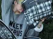 PHOTO Miley Cyrus cache derrière Chanel, c'est plus classe