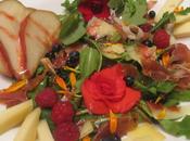 Salade bégonia roquette petits fruits, fromage prosciutto vinaigrette