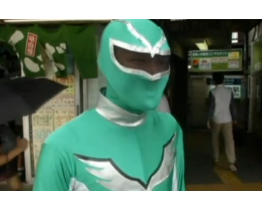 Tokyo : Un Power Ranger aide les gens dans le métro