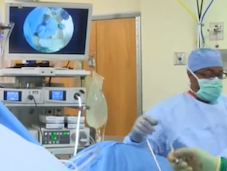Equipé Google Glass, chirurgien dispense cours pratique direct