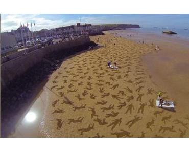 9000 silhouettes dessinées sur une plage du débarquement