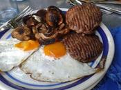 Breakfast plancha Steaks hachés boeuf oeufs frits accompagnés champignons