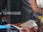 L’étudiant hipster prend notes amphi avec machine écrire