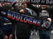 police belge attend pied ferme hooligans