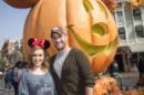Alyssa Milano Passage Disneyland avec mari pour préparer Halloween