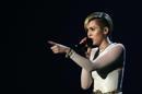 VIDEO. Miley Cyrus fume joint scène awards, Amsterdam