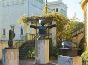 Trois sculptures Ernst dans jardins Maison Lenbach