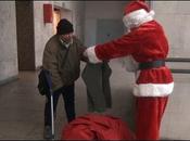 père Noël Pologne vient aide sans abris"Homeless Christmas
