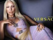Lady gaga tape pause pour Versace
