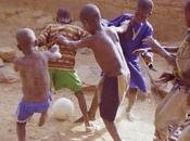 Togo réclamer l’électricité jouant foot lampe frontale