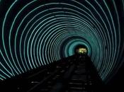 tunnel métro Londonien recouvert d’ampoules