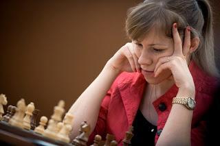 Hou Yifan se joue des poupées russes