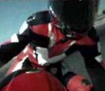 motard court après moto remonte dessus