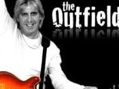 John Spinks, guitariste Outfield, décède suites d'un cancer hépatique.