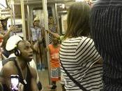 troupe Lion fait show dans métro