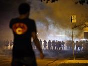 INTERNATIONAL Ferguson manifestants sont rassemblés dans zone Michael Brown abattu
