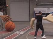 Jouer basket avec mains géantes