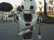Story court-métrage mettant scène robot errant dans ville recherche passants