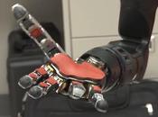 amputé s’inscrit dans l’Histoire contrôlant deux prothèses robotisées