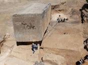 Découverte plus grand bloc pierre taillé datant l'Antiquité