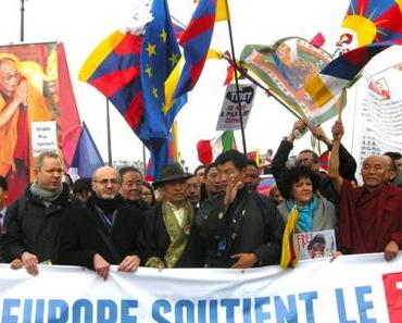 Les militantes et militants de  France Aung San Suu Kyi manifestent leur entière solidarité au peuple tibétain.