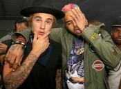 Chris Brown pose avec Justin Bieber festival Coachella
