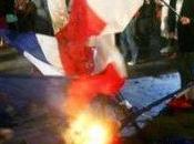 Drapeaux brûlés exigeons excuses peuple algérien