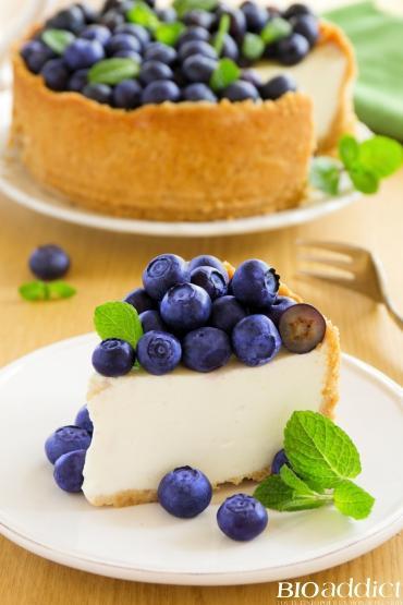 Cheesecake bio citron et myrtilles sur biscuit maison sans gluten