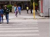 Voilà comment passer moment passage piéton avec urbain