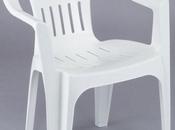 monde envahi chaises plastique blanc